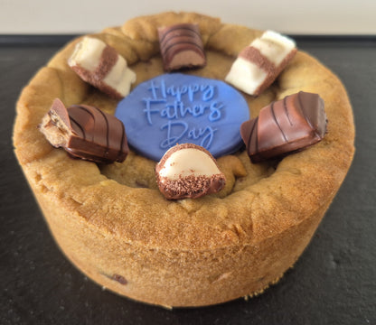 Cookie pie decorated with Kinder Bueno chocolate pieces and a blue fondant topper which says Happy Father's Day