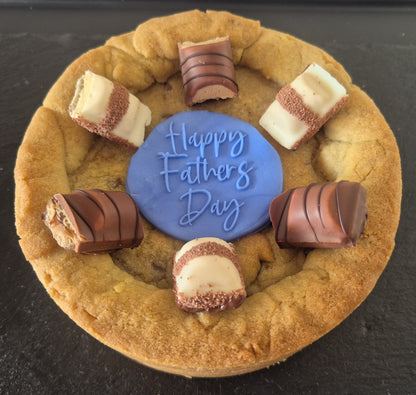 Cookie pie decorated with Kinder Bueno chocolate pieces and a blue fondant topper which says Happy Father's Day
